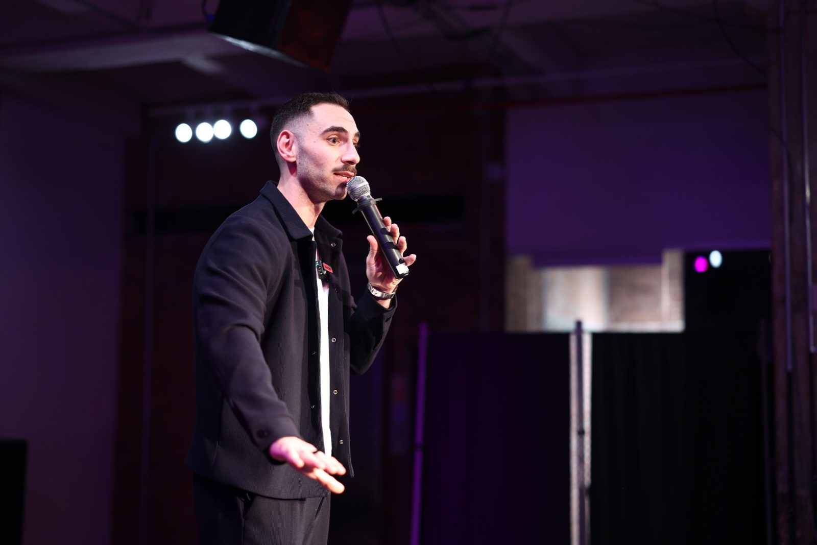 Zaid Fouzi mid-set at Habibi In The City